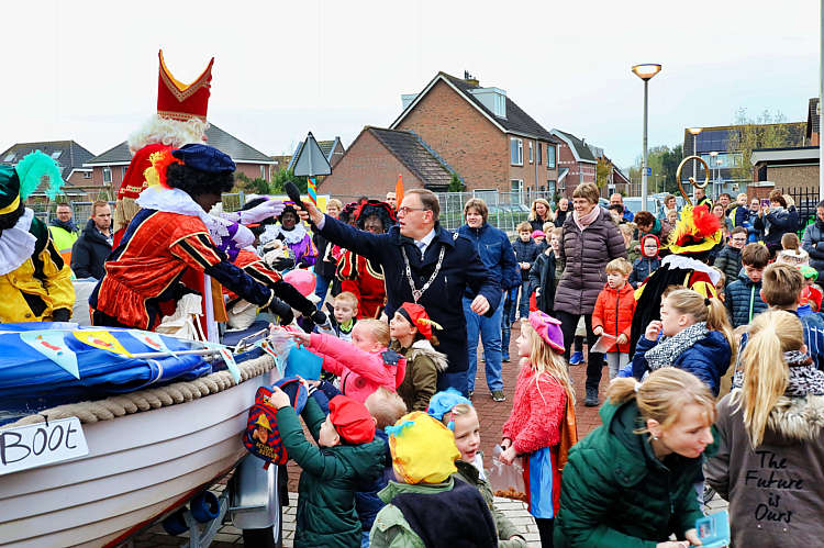 Aankomst van de Sint en zijn Zwarte Pieten in Waarder_022